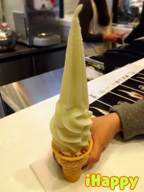 曾經一陣炫風來台的日本白一10秒生冰淇淋 雖然沒有排隊瘋潮 不過一樣是最愛的冰沙口感雙淇淋 沒有濃厚的奶油味 只有牛奶的清甜