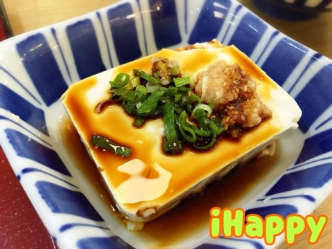 大安森林食堂 冷豆腐 取餐時是白豆腐沒有添加醬汁 自行取用桌邊的醬油調味 