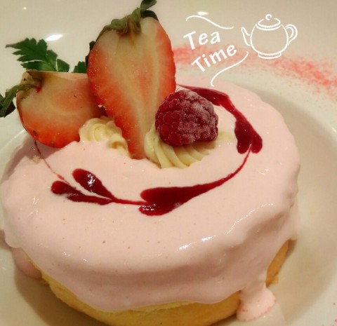 日本來的草莓蛋糕~~吃了６天大餐，突然好想吃甜點喔！