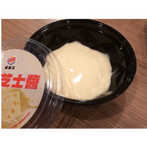乐沾起司酱 - 起司味很淡很淡,沾这个酱并没有比较美味ㄟ