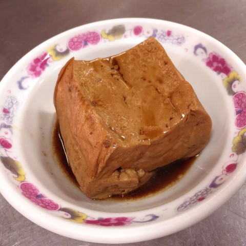 卤豆腐,看起来很好吃!可是里面没有入味