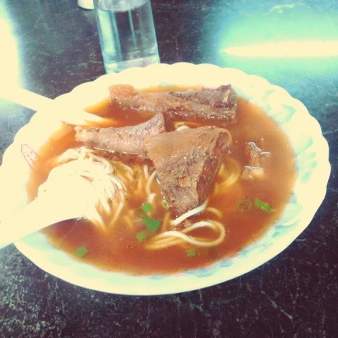 肉超大塊的,湯頭跟肉都很入味，比一般牛肉麵店貴不過值得吃
