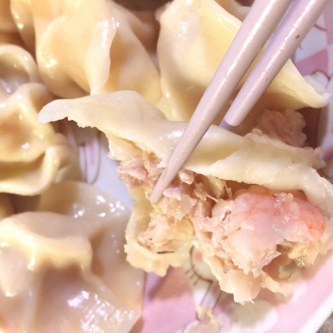 外帶高麗菜蝦仁水餃～皮可能冷掉了不好吃… - 萬華區的海天香餃