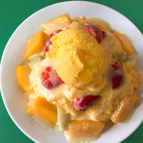 以新鮮芒果冰做底，放了新鮮芒果、草莓、芒果青和ㄧ球芒果冰～好芒～有芒味👍🏻👍🏻😱