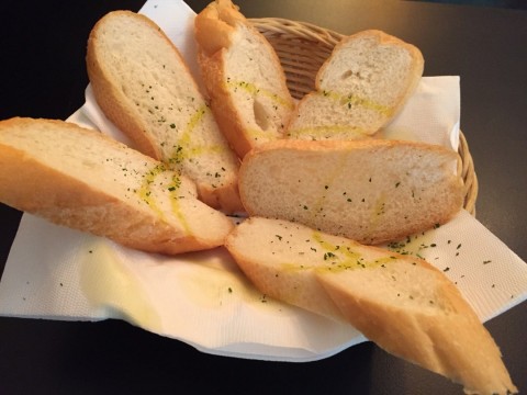好像有點餐都會招待麵包 #啤酒   #地中海料理
