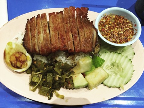 豬頸肉就是松板豬，脆脆的口感不會咬不斷，最驚豔的是旁邊的配菜-辣芭樂，真是太好吃了😍 #泰式料理   #松阪豬